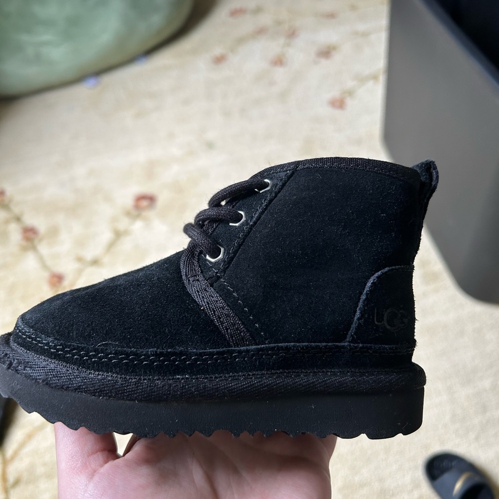 Kids Black UGGS 7c - Picture 3 of 3